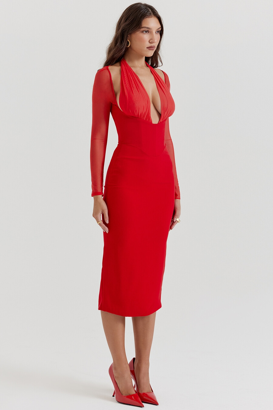scharlachrotes midikleid mit tiefem ausschnitt