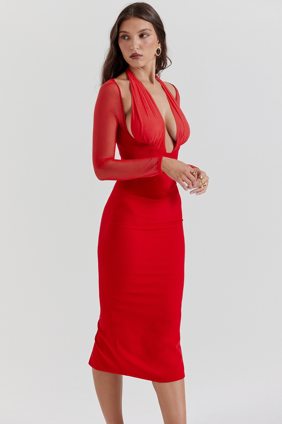 scharlachrotes midikleid mit tiefem ausschnitt