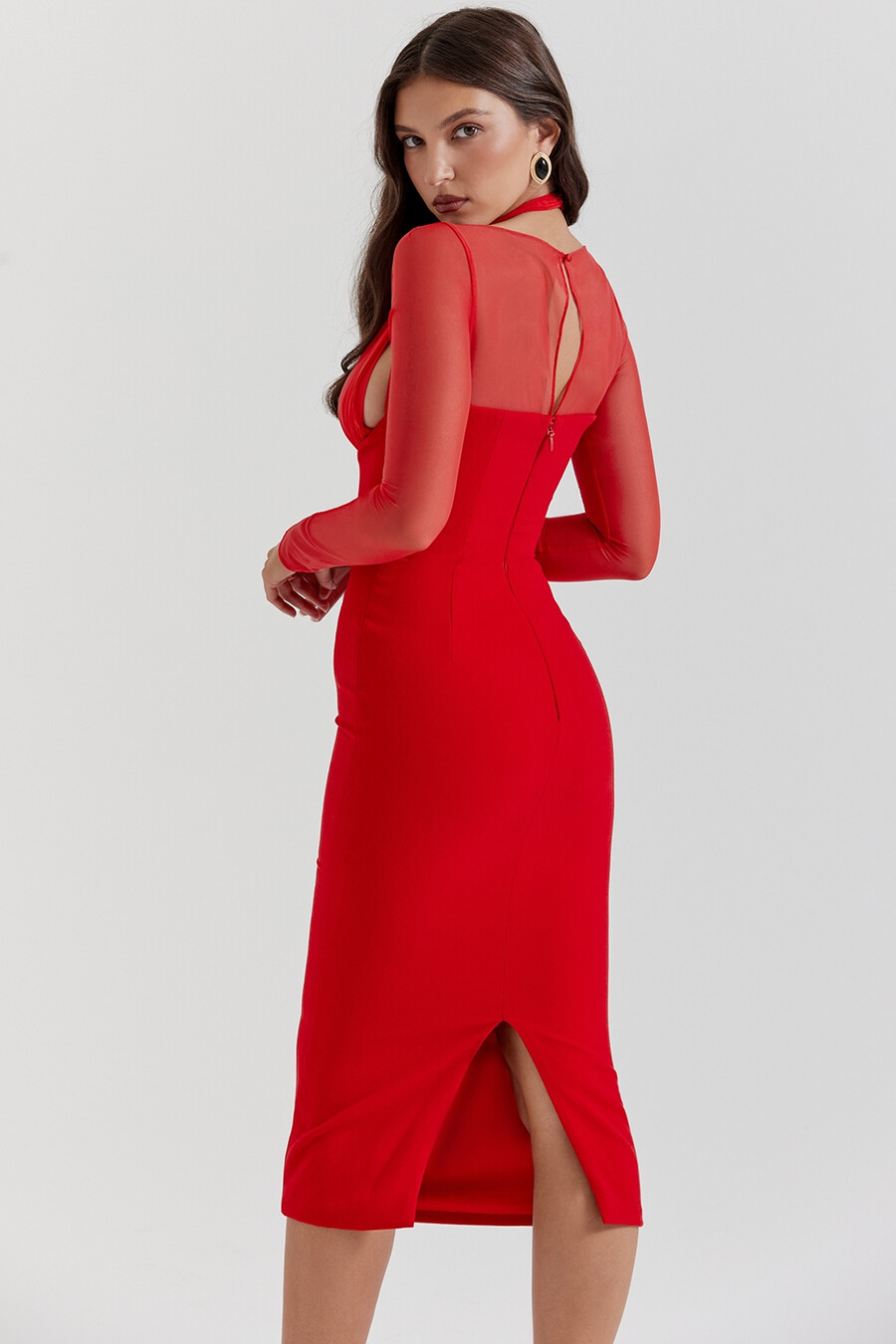 scharlachrotes midikleid mit tiefem ausschnitt