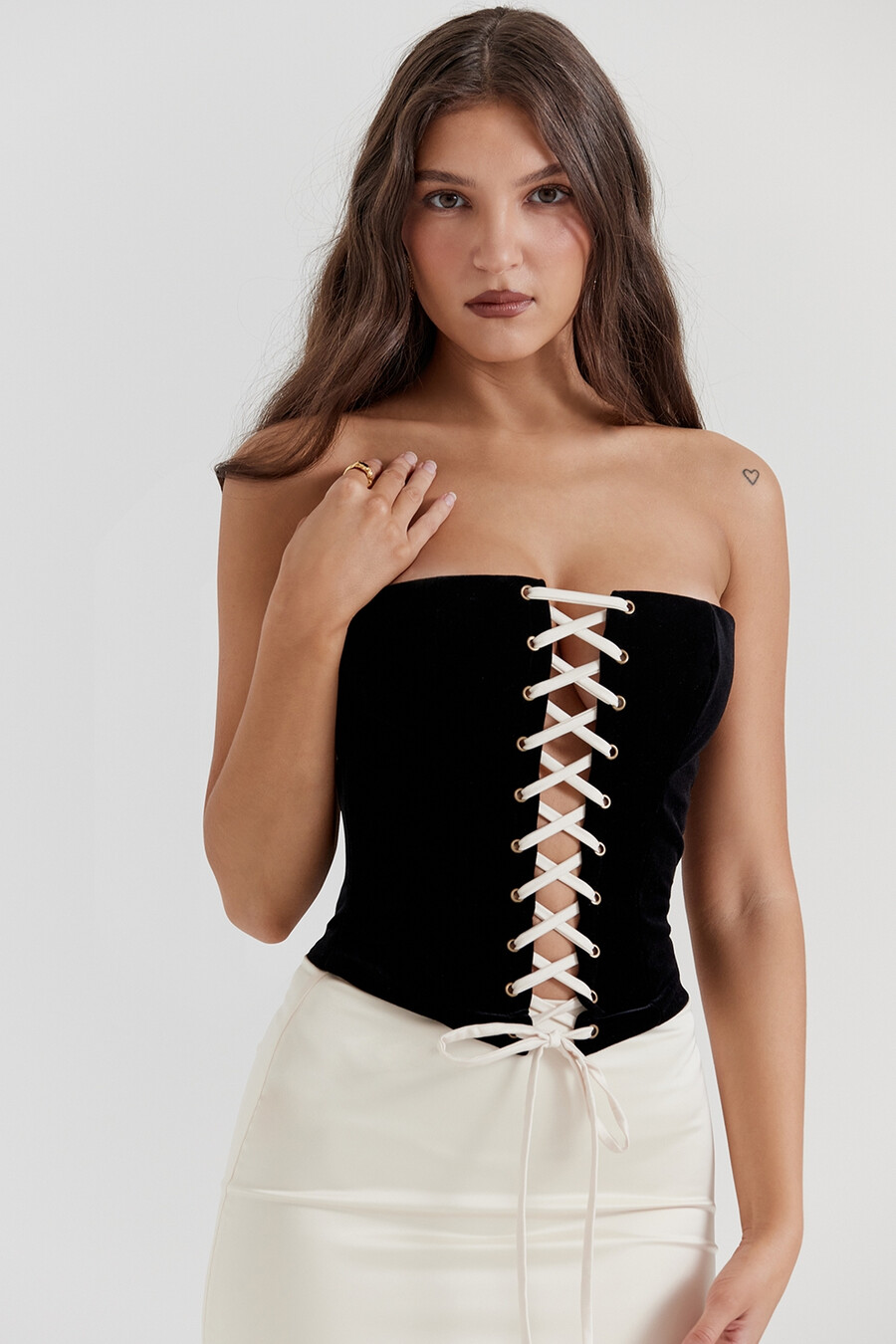 schwarzes vintage-cremefarbenes trägerloses korsettkleid