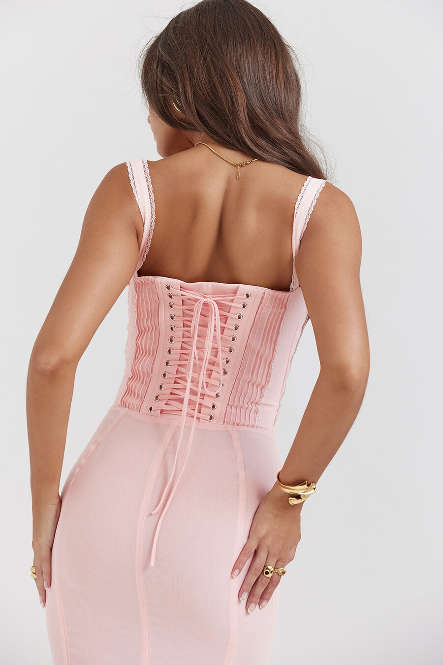 zartes pfirsichfarbenes midikleid mit spitzenrücken