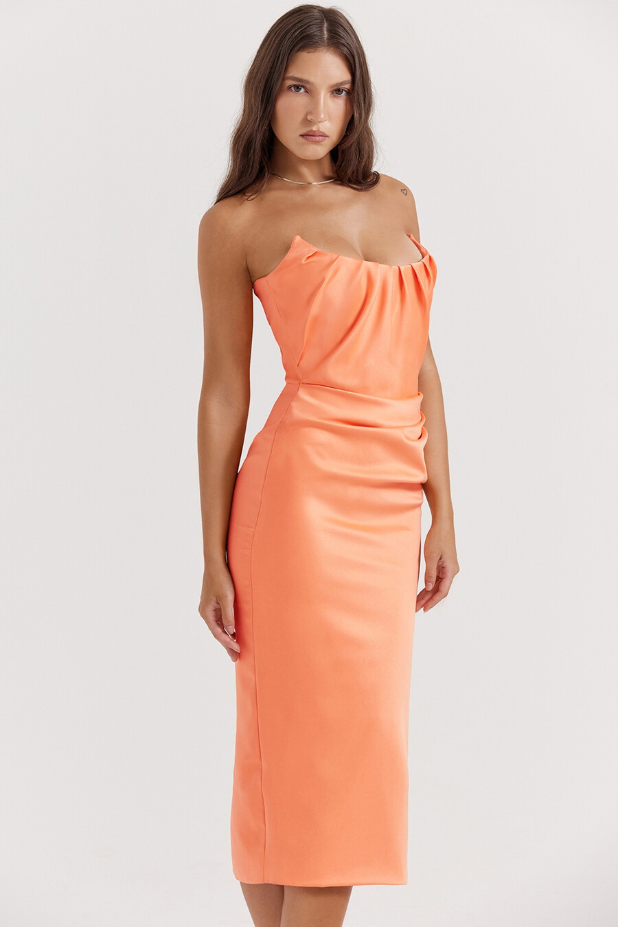 mandarinenfarbenes trägerloses korsett-midikleid
