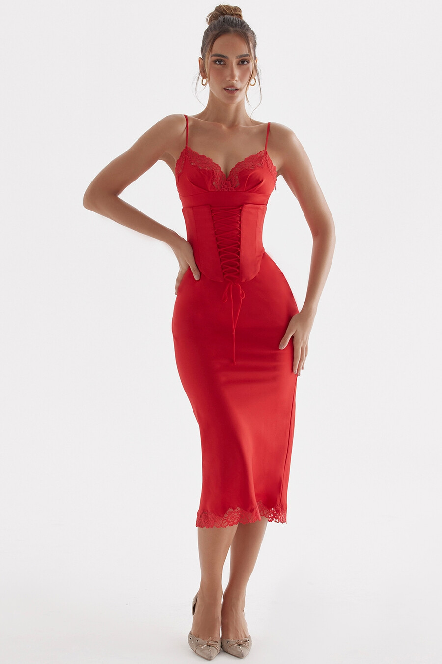 satin-unterkleid mit roten rosen