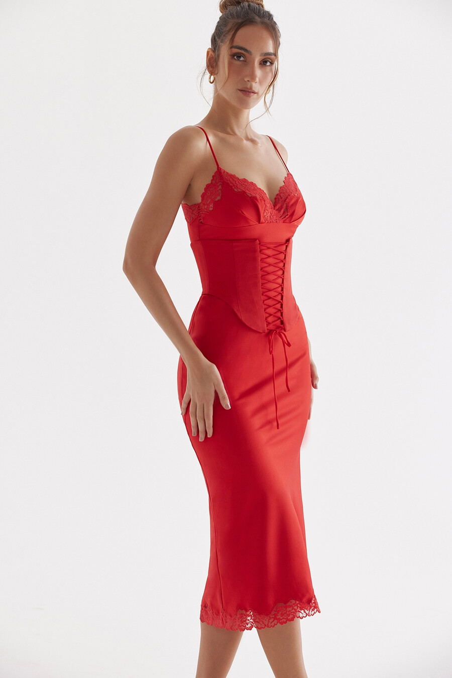 satin-unterkleid mit roten rosen