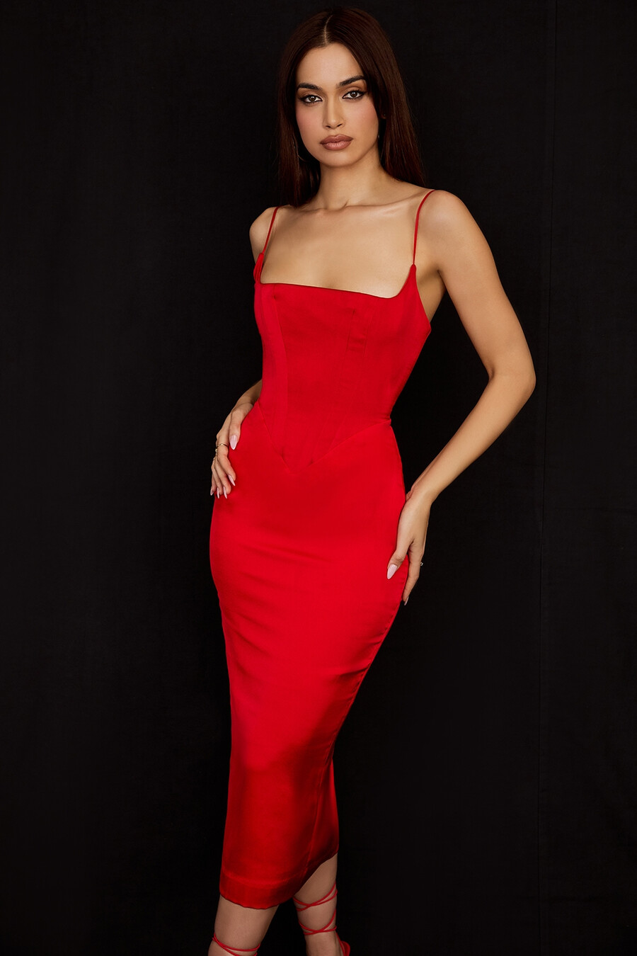 scharlachrotes satin-korsett-midikleid