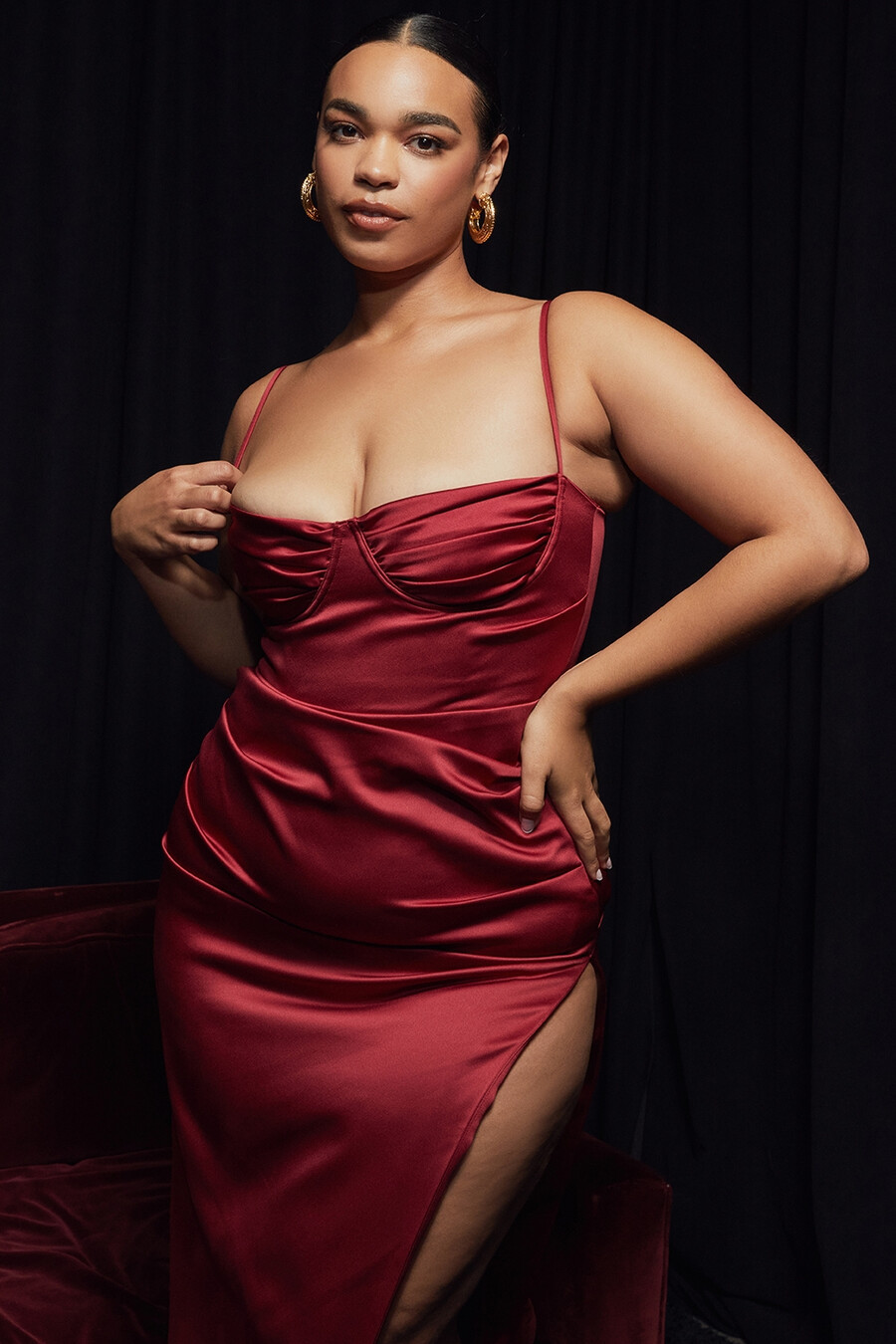 weinrotes satin-plissee-korsett-midikleid
