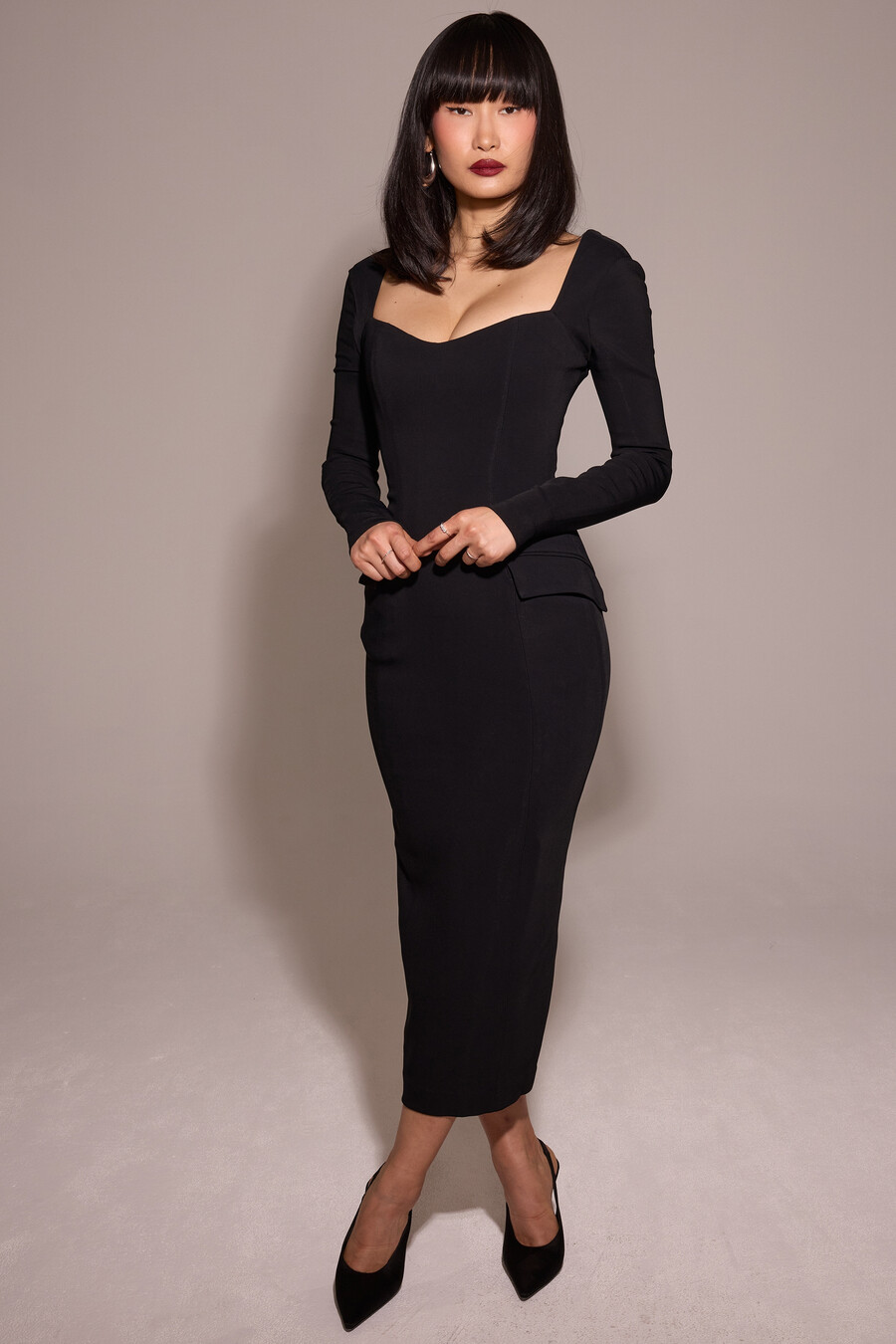 schwarzes stretch-crêpe-midikleid mit langen Ärmeln