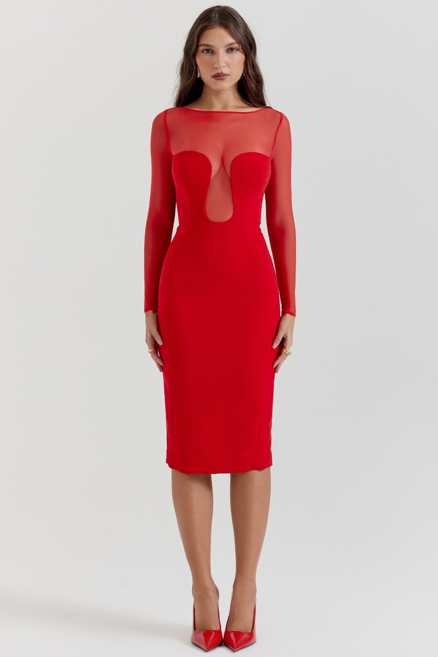 scharlachrotes midikleid mit tiefem ausschnitt