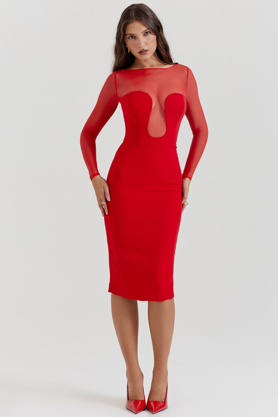 scharlachrotes midikleid mit tiefem ausschnitt