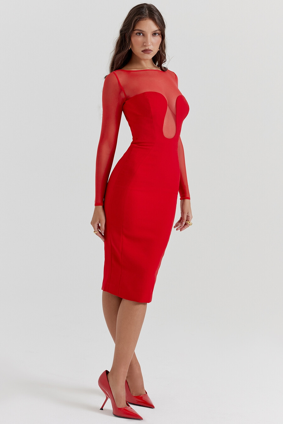 scharlachrotes midikleid mit tiefem ausschnitt