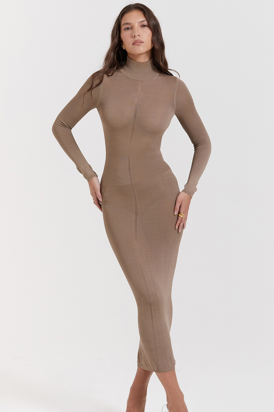 beigefarbenes strick-midikleid