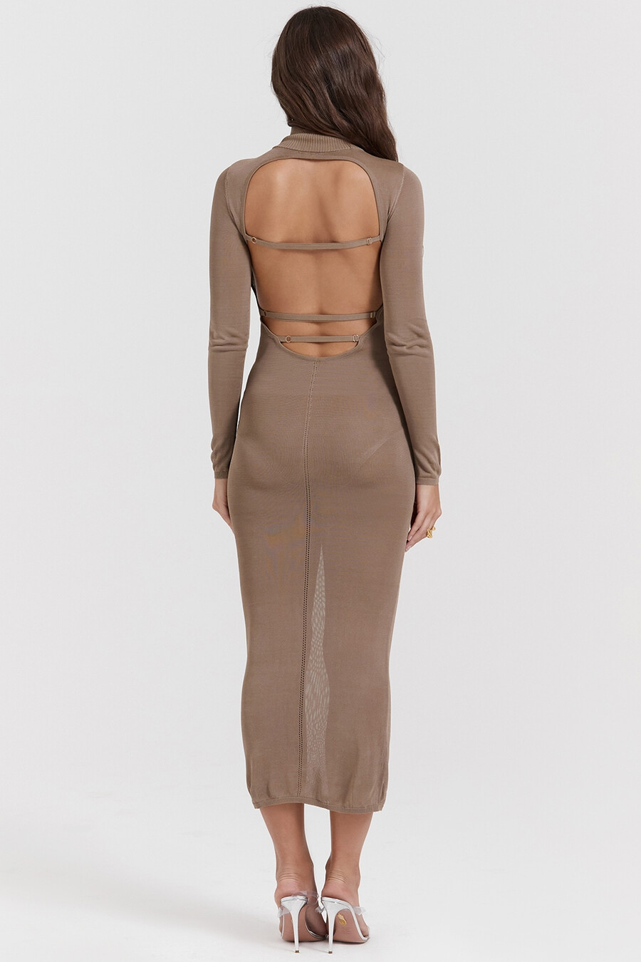 beigefarbenes strick-midikleid