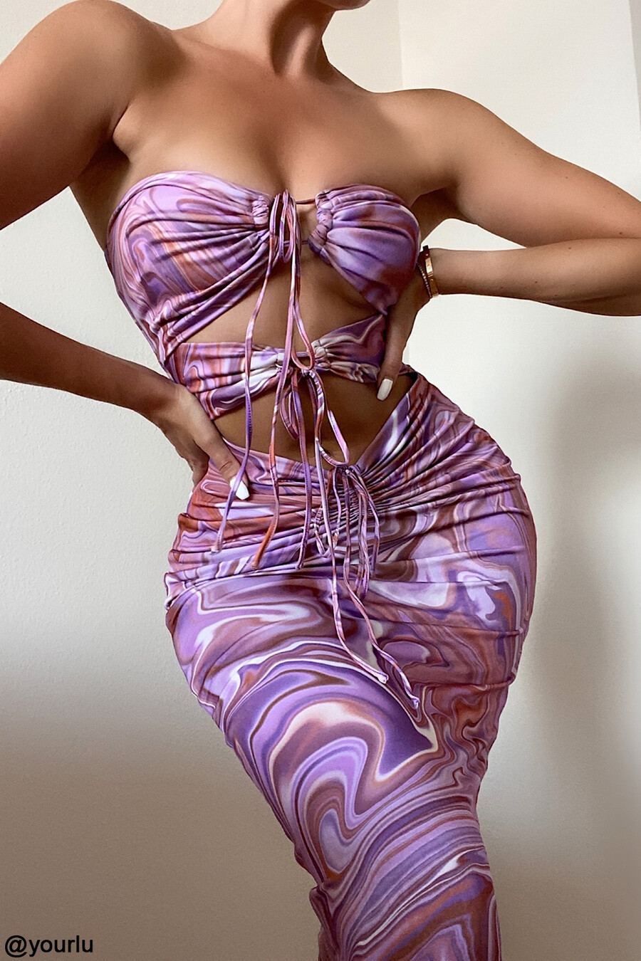 lila midikleid mit wirbelmuster und cut-outs