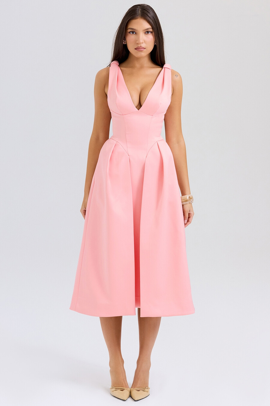 pfirsichfarbenes plissiertes midikleid aus satin