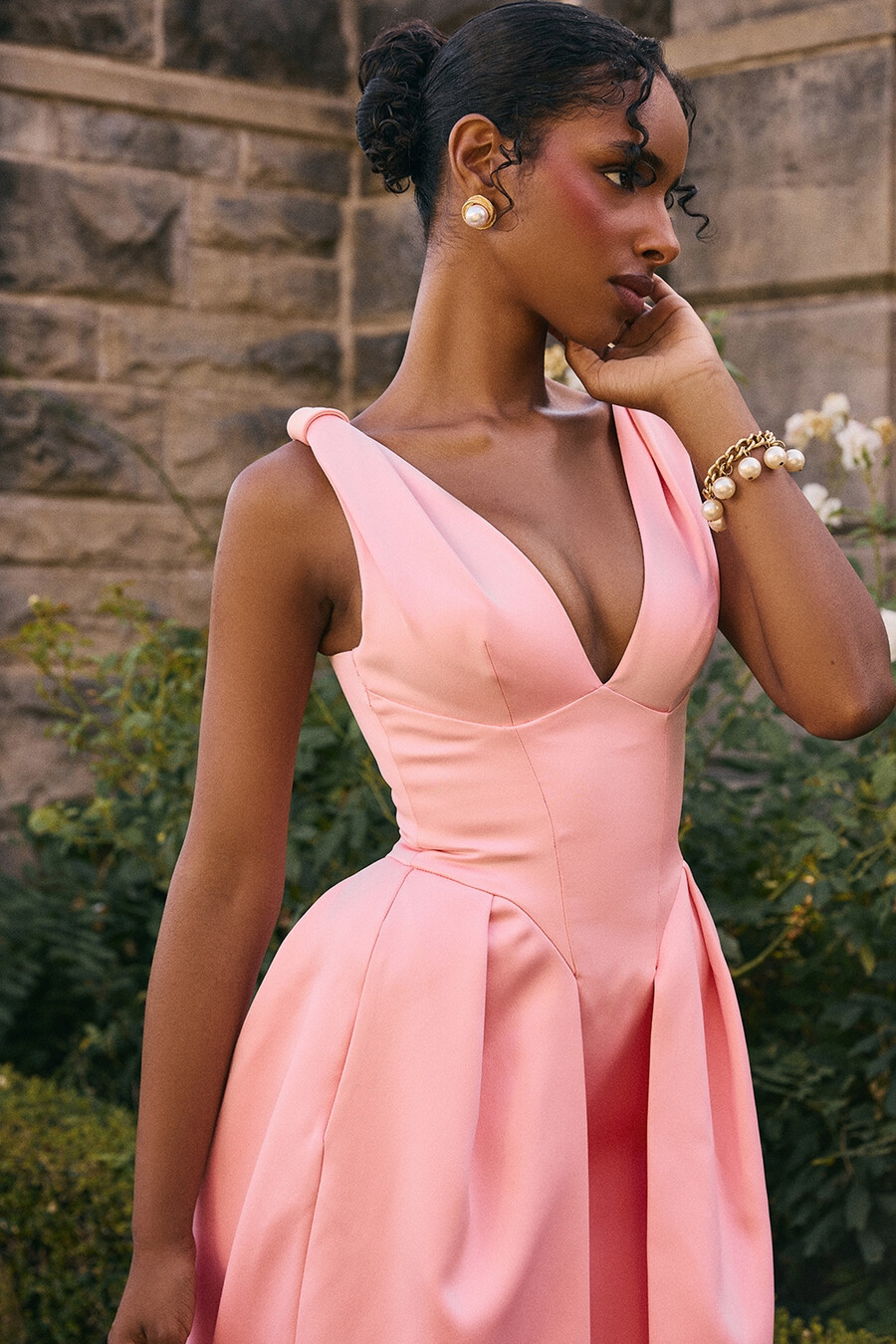 pfirsichfarbenes plissiertes midikleid aus satin