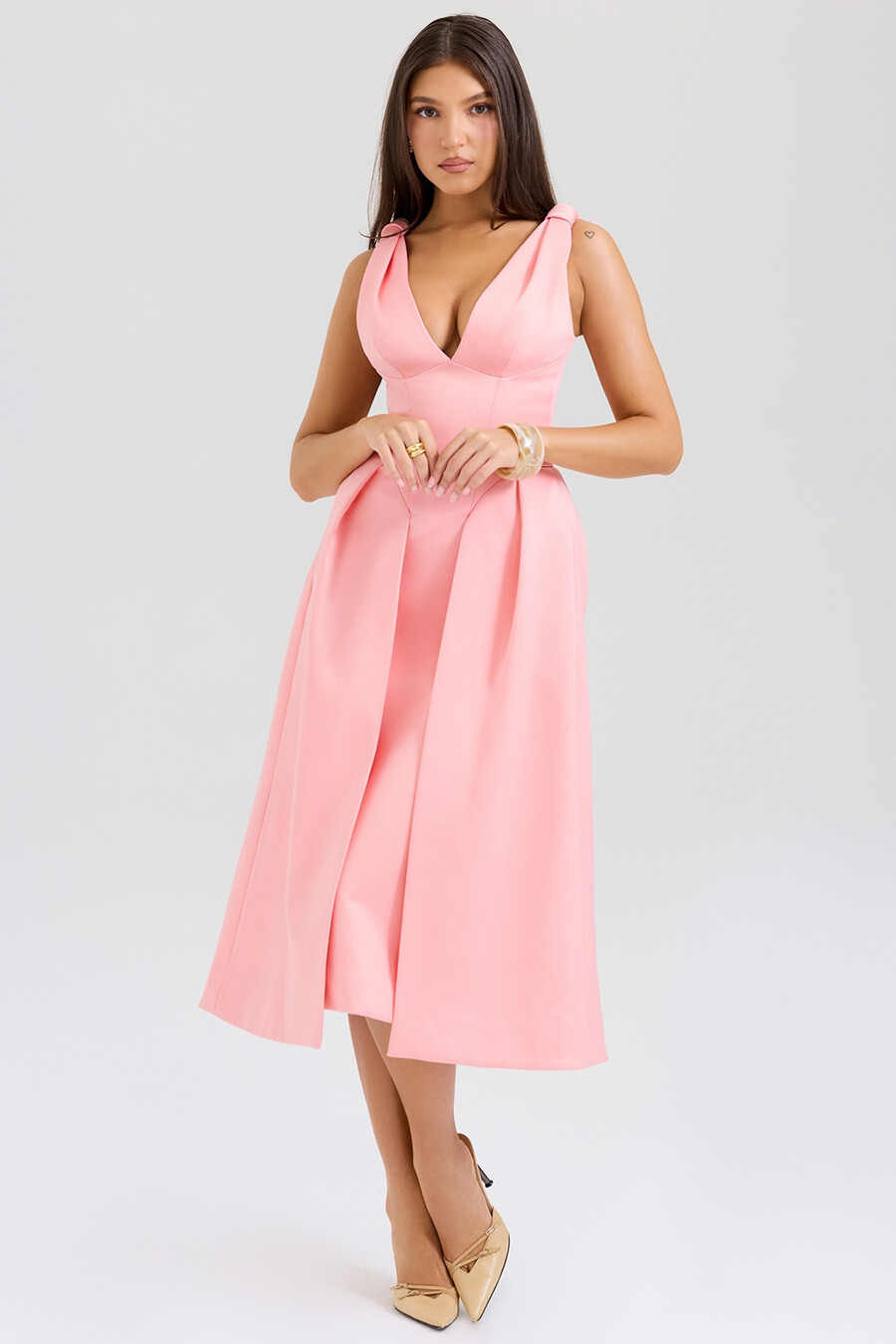pfirsichfarbenes plissiertes midikleid aus satin