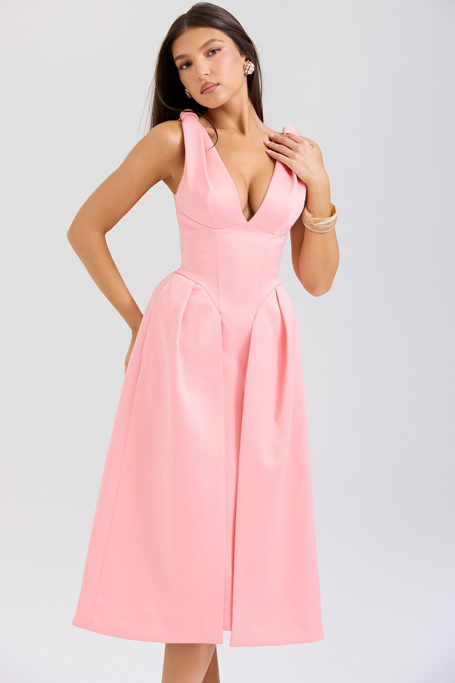 pfirsichfarbenes plissiertes midikleid aus satin