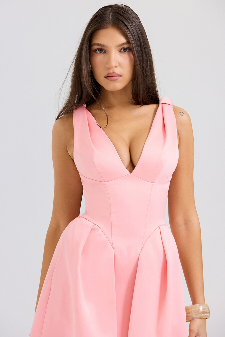 pfirsichfarbenes plissiertes midikleid aus satin