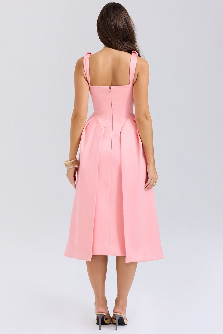pfirsichfarbenes plissiertes midikleid aus satin