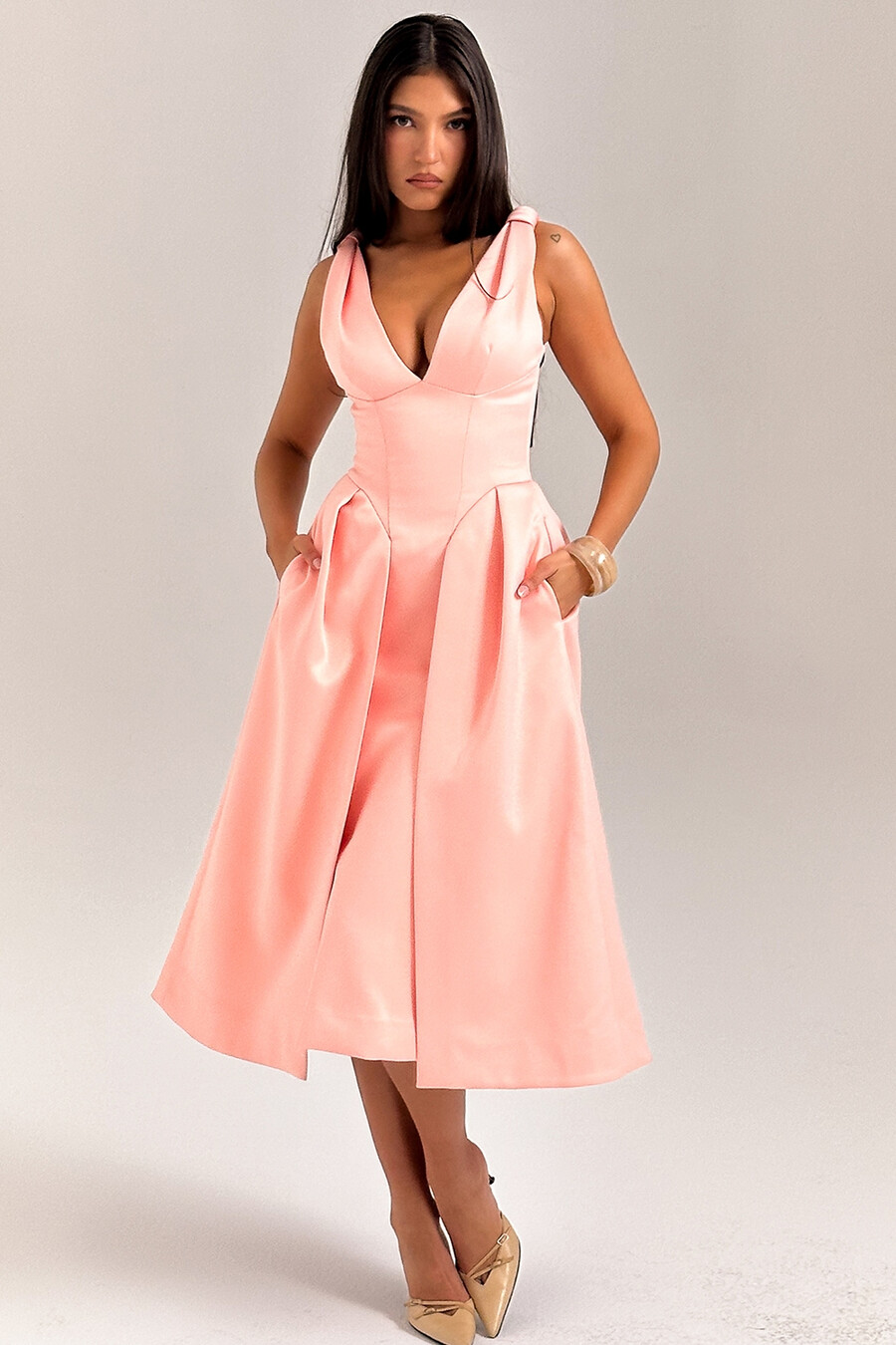 pfirsichfarbenes plissiertes midikleid aus satin