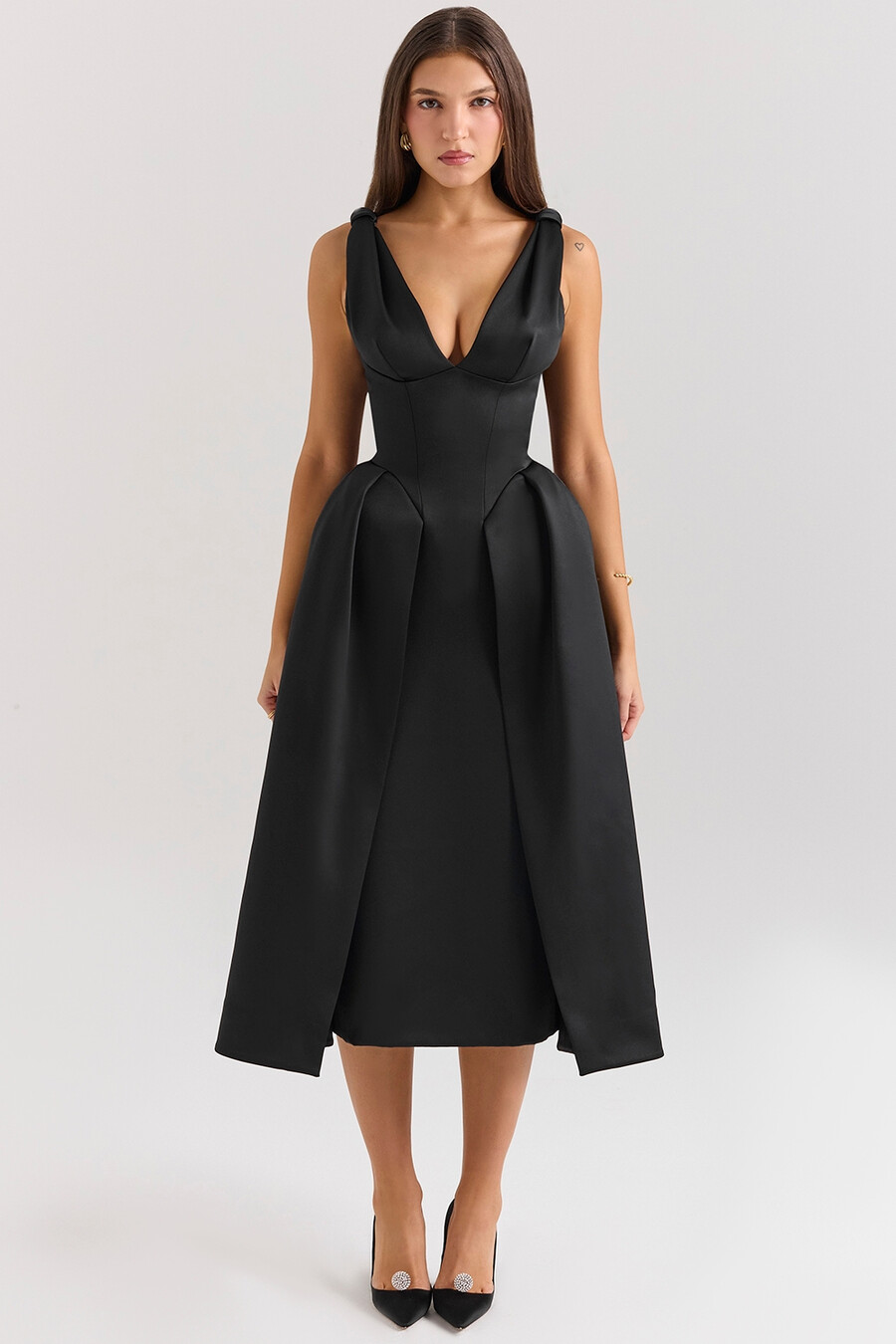 schwarzes satin-midikleid mit gedrehten trägern