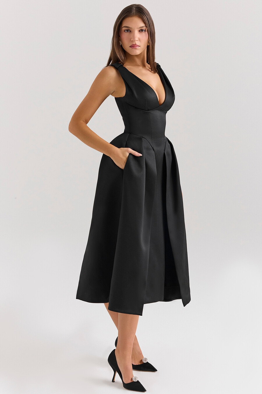 schwarzes satin-midikleid mit gedrehten trägern