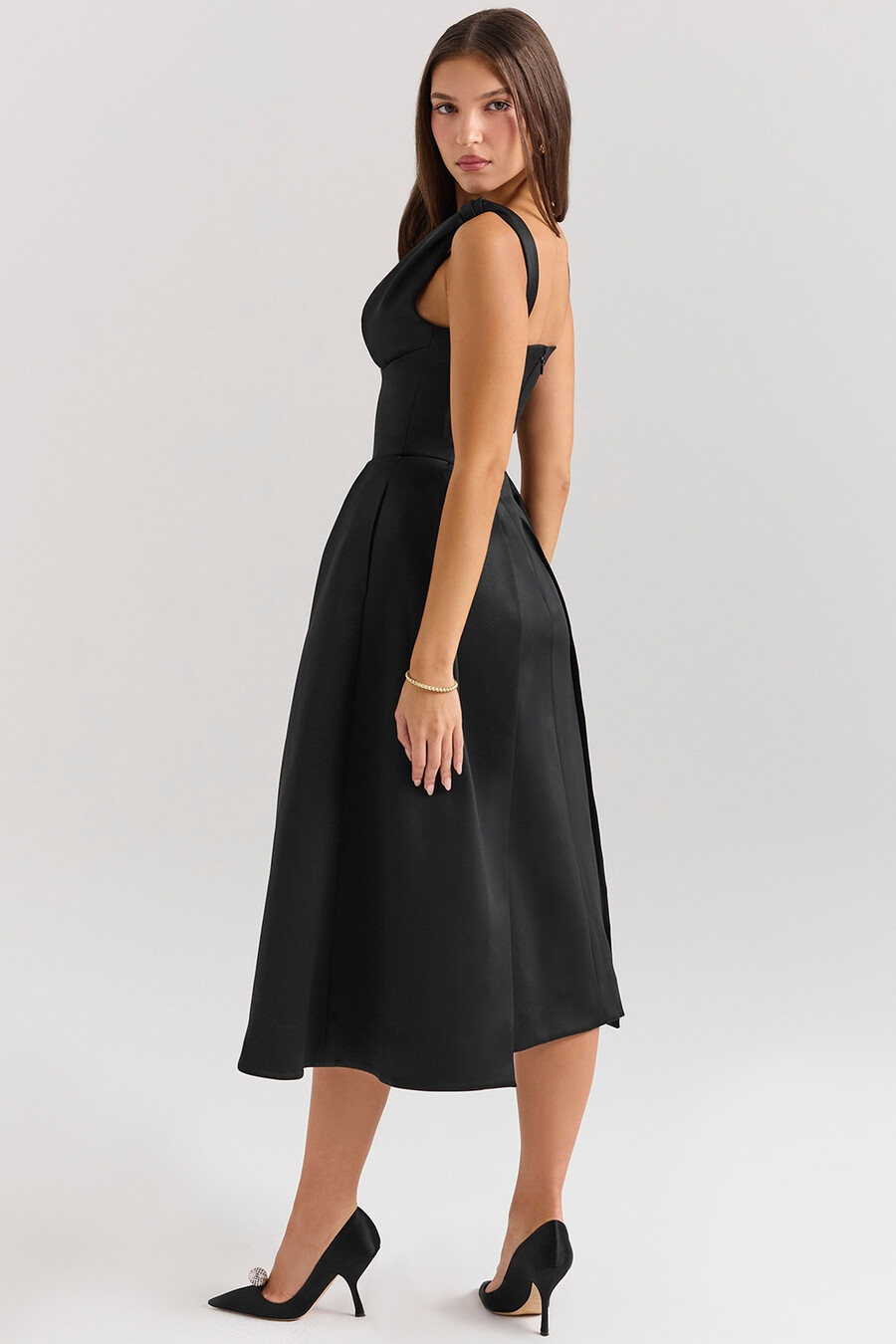 schwarzes satin-midikleid mit gedrehten trägern