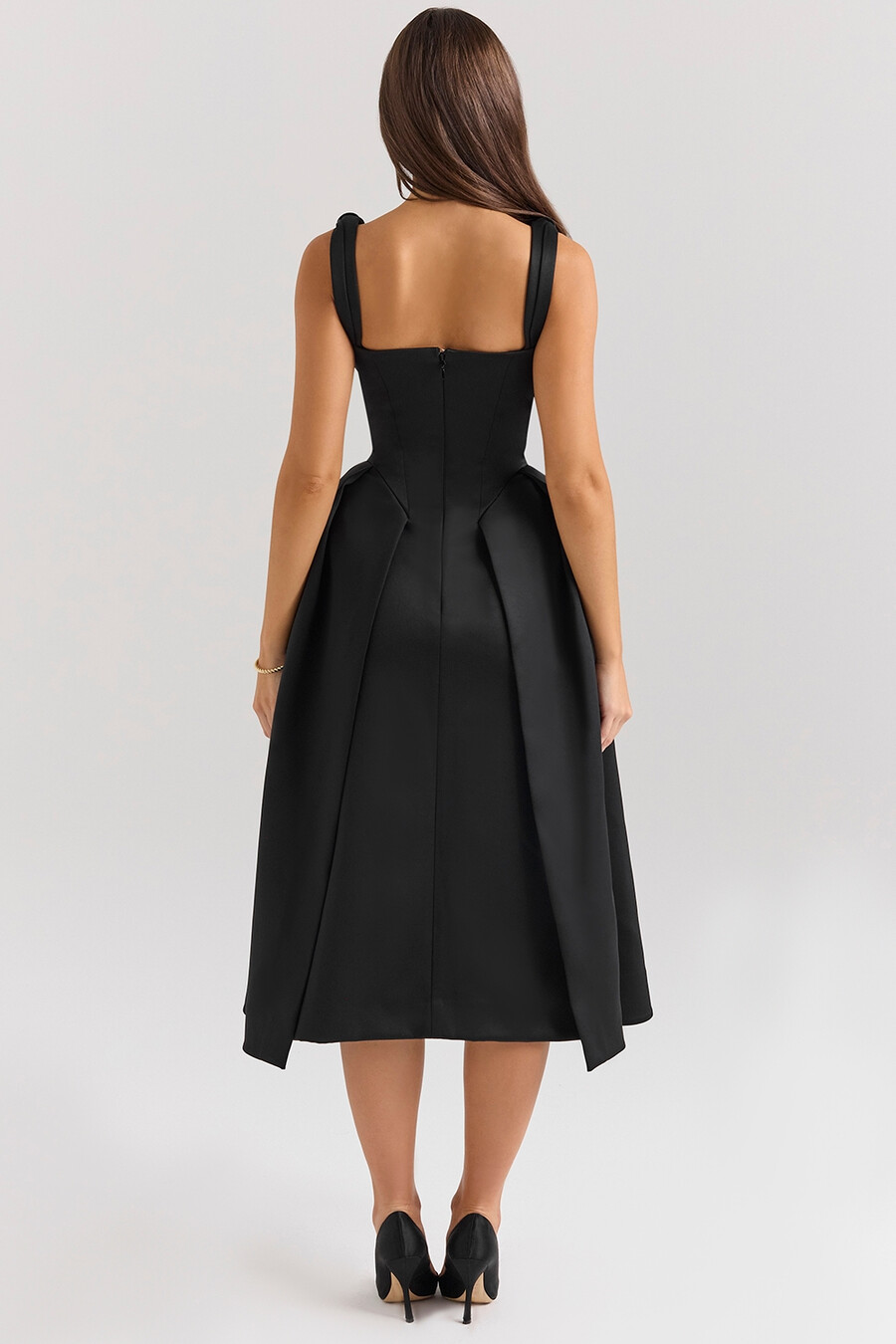 schwarzes satin-midikleid mit gedrehten trägern
