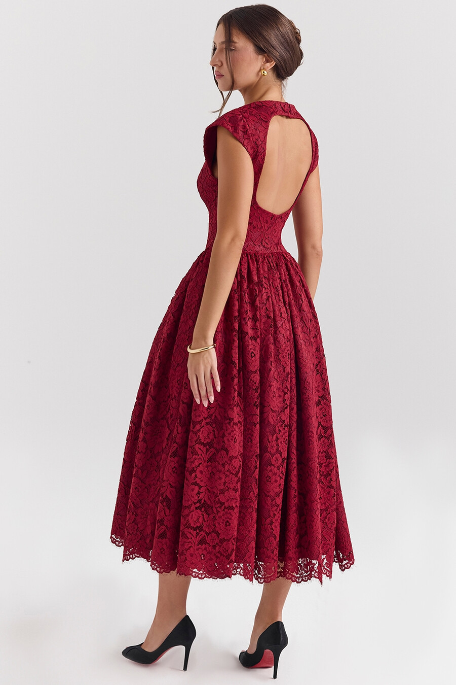 beerenfarbenes rückenfreies midikleid aus spitze