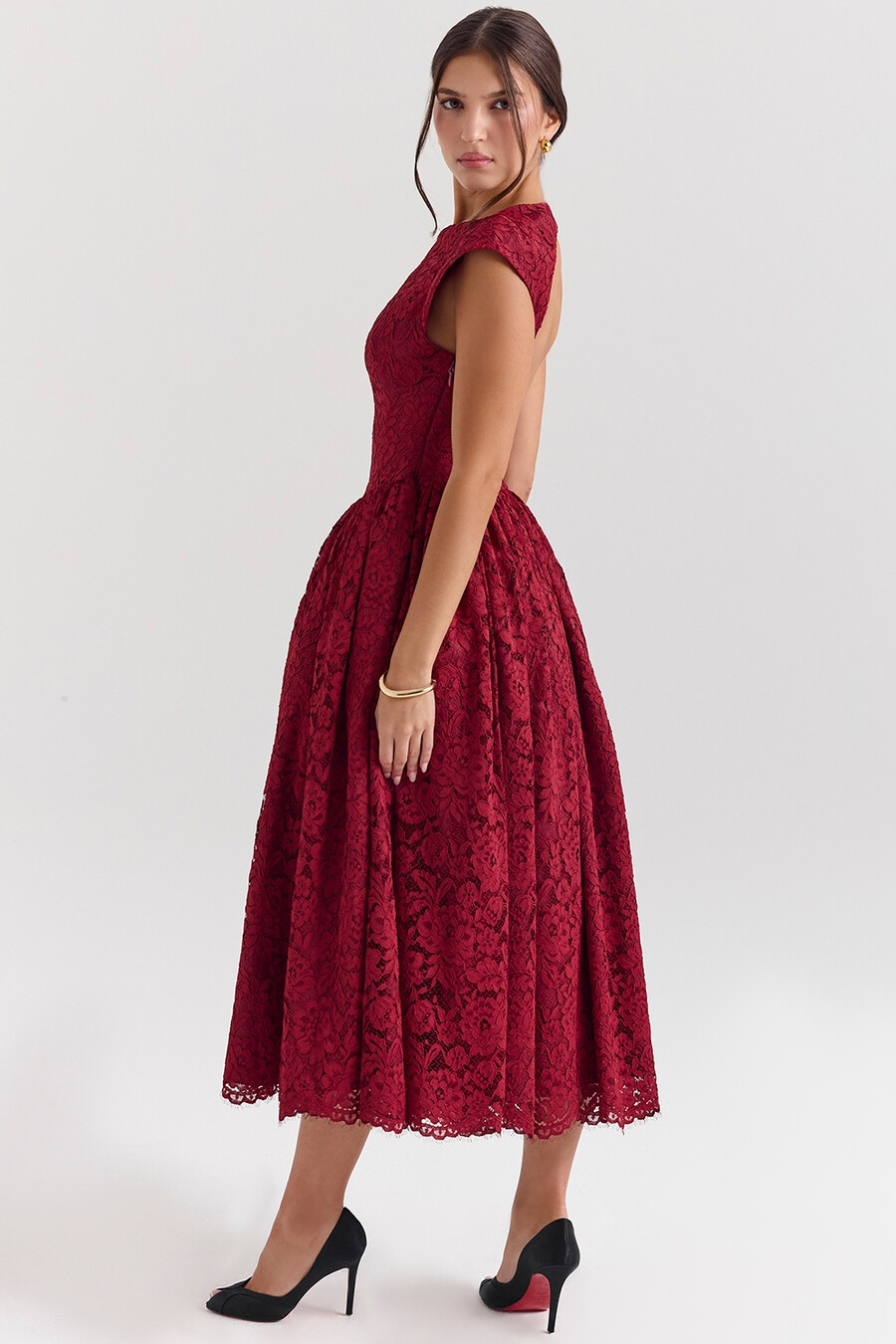 beerenfarbenes rückenfreies midikleid aus spitze