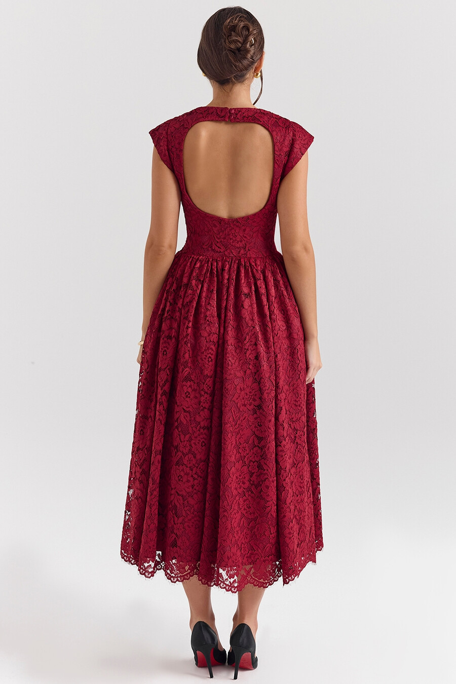 beerenfarbenes rückenfreies midikleid aus spitze