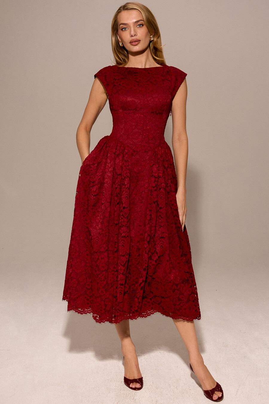 beerenfarbenes rückenfreies midikleid aus spitze
