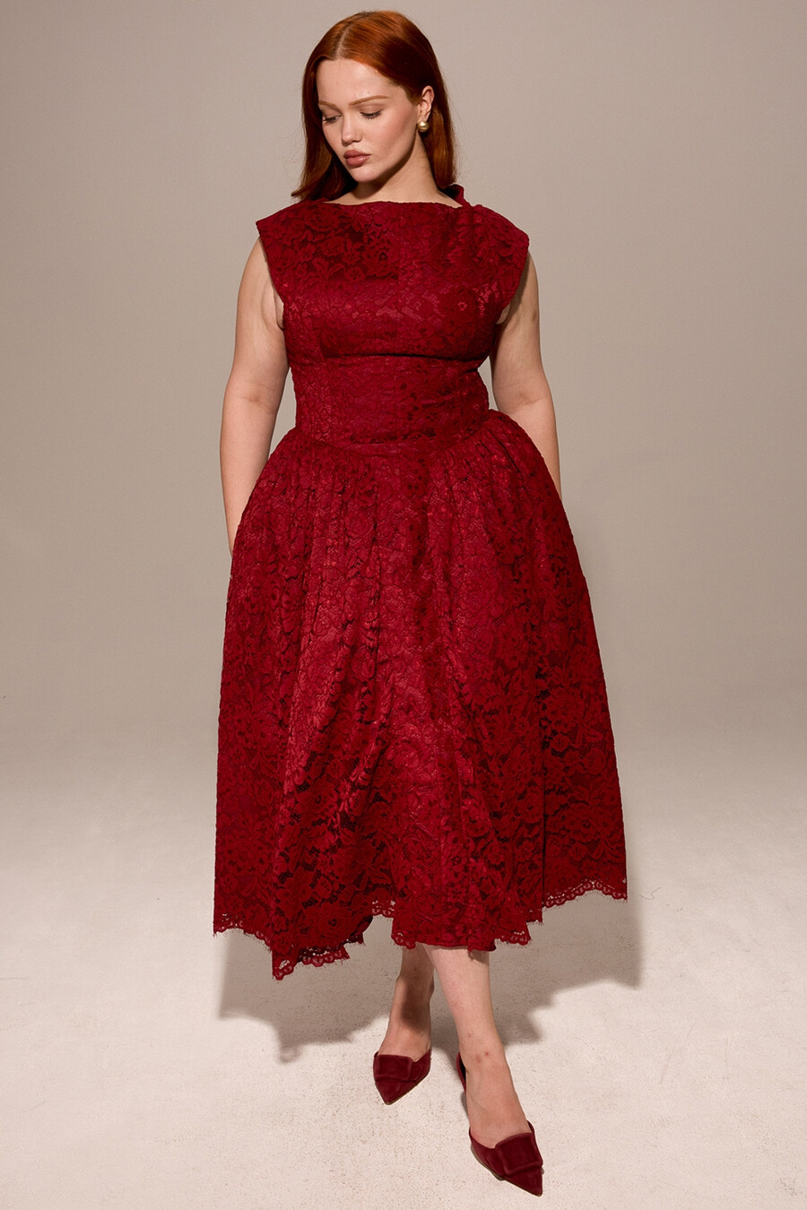beerenfarbenes rückenfreies midikleid aus spitze