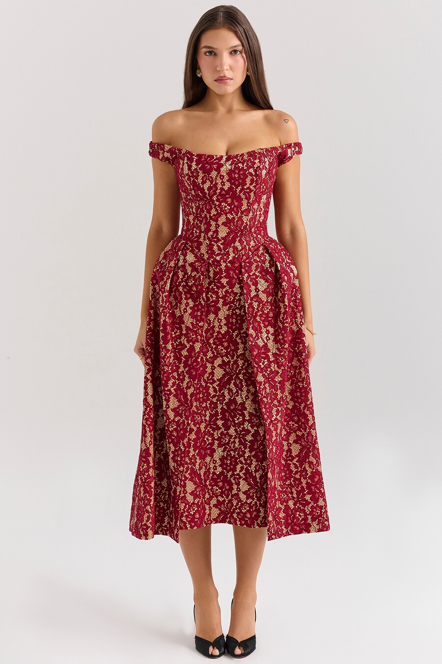 gold- und beerenfarbenes midi-kleid aus spitze mit carmen-ausschnitt und schulterfreiem schnitt