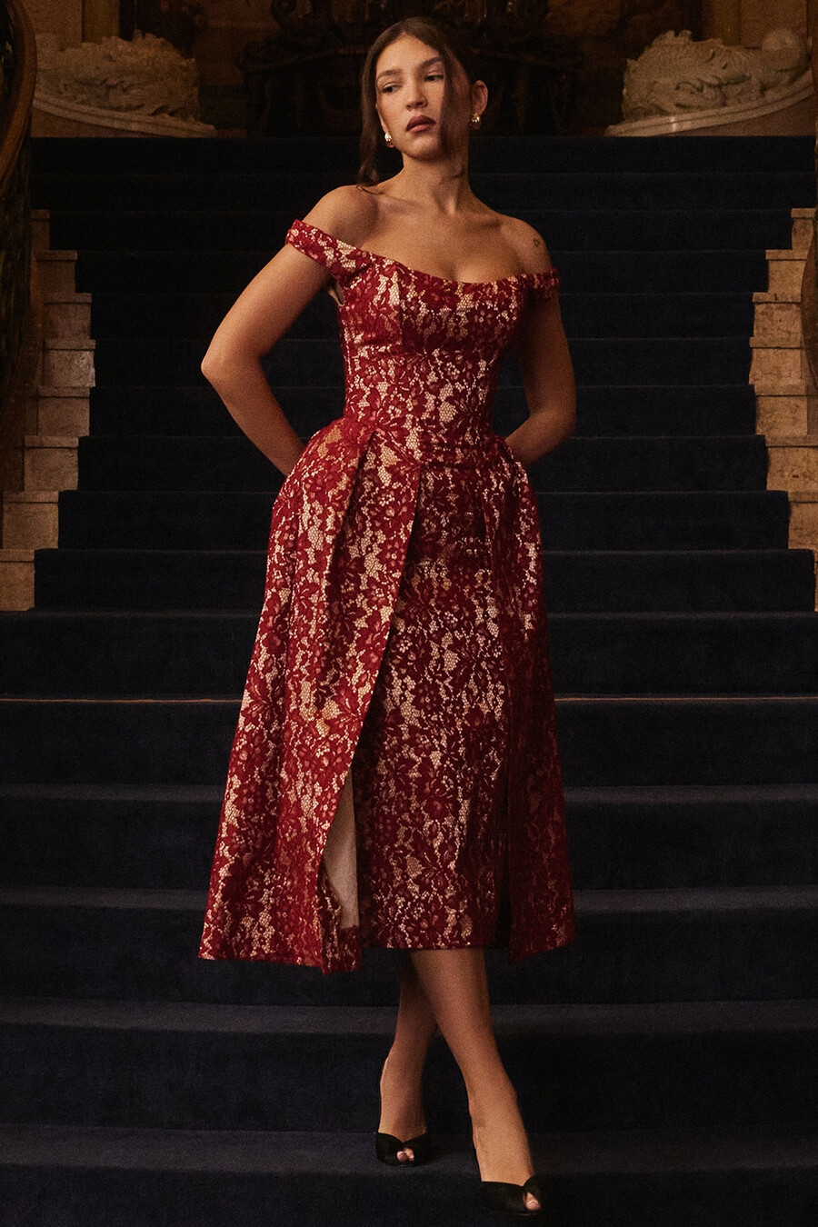 gold- und beerenfarbenes midi-kleid aus spitze mit carmen-ausschnitt und schulterfreiem schnitt