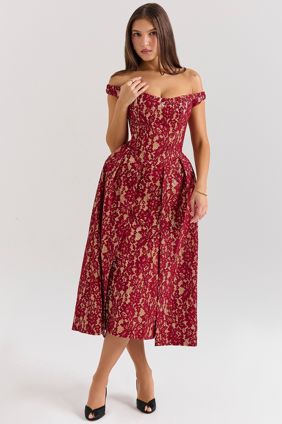 gold- und beerenfarbenes midi-kleid aus spitze mit carmen-ausschnitt und schulterfreiem schnitt
