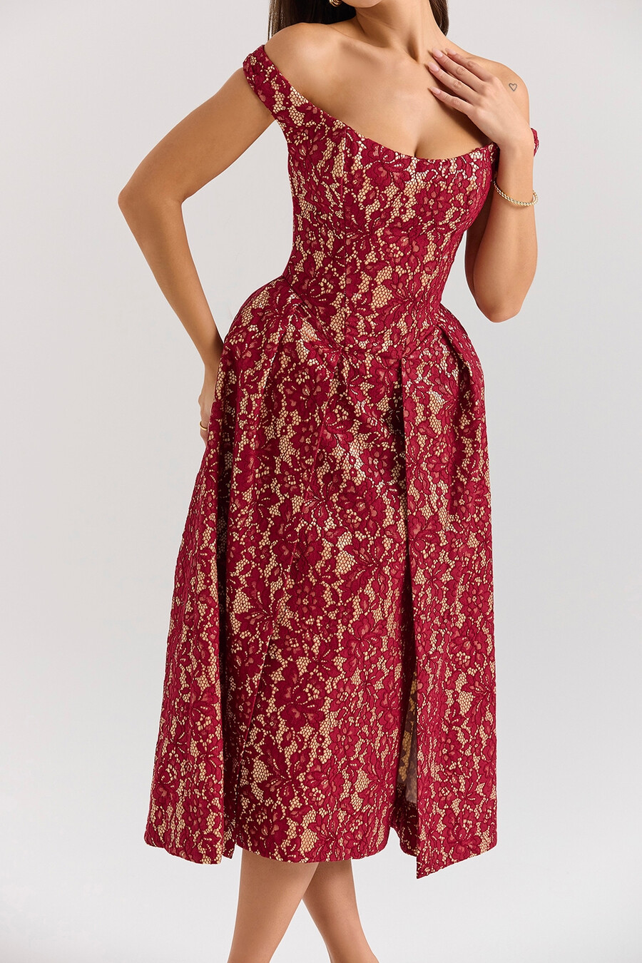 gold- und beerenfarbenes midi-kleid aus spitze mit carmen-ausschnitt und schulterfreiem schnitt