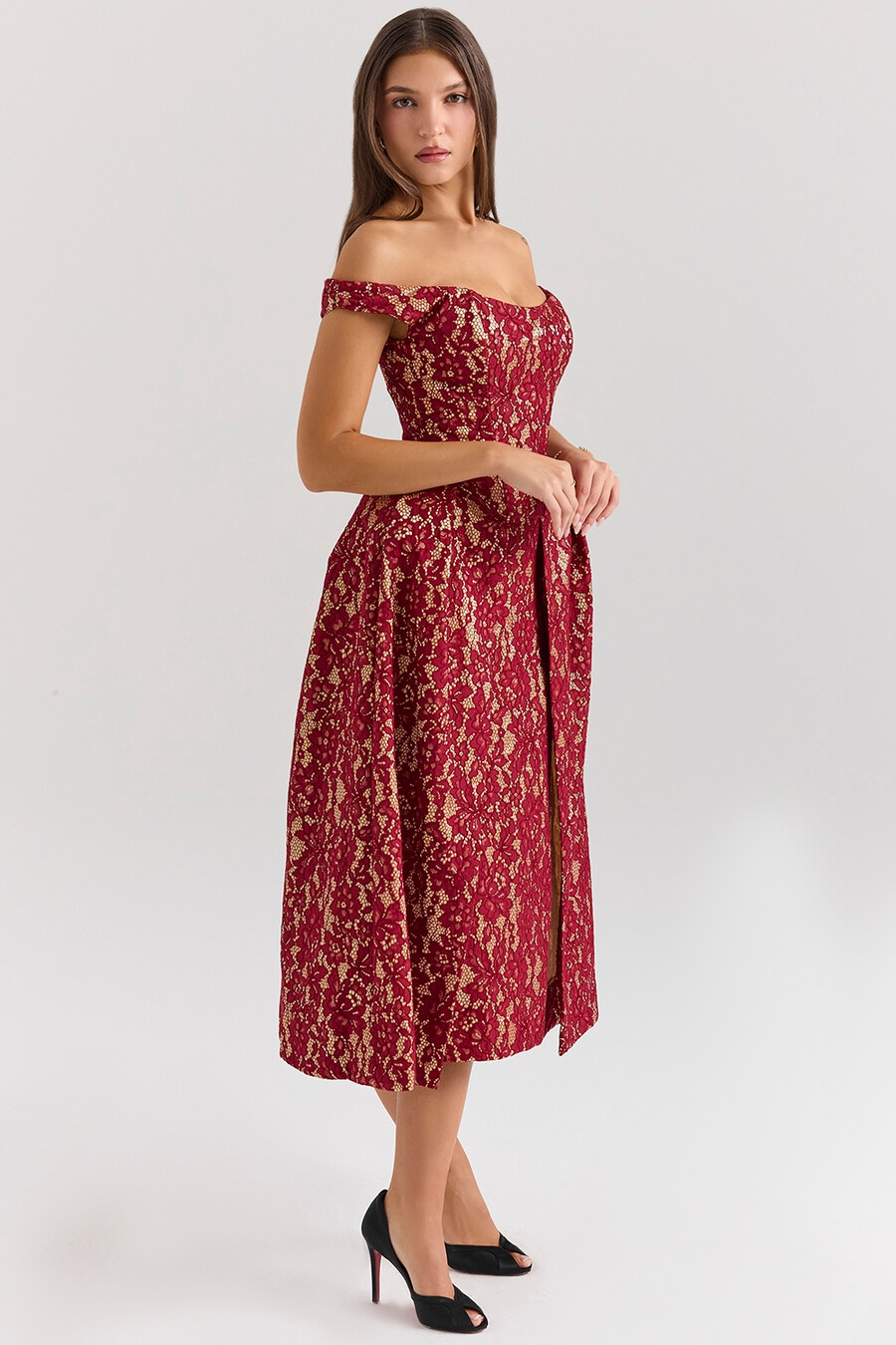 gold- und beerenfarbenes midi-kleid aus spitze mit carmen-ausschnitt und schulterfreiem schnitt