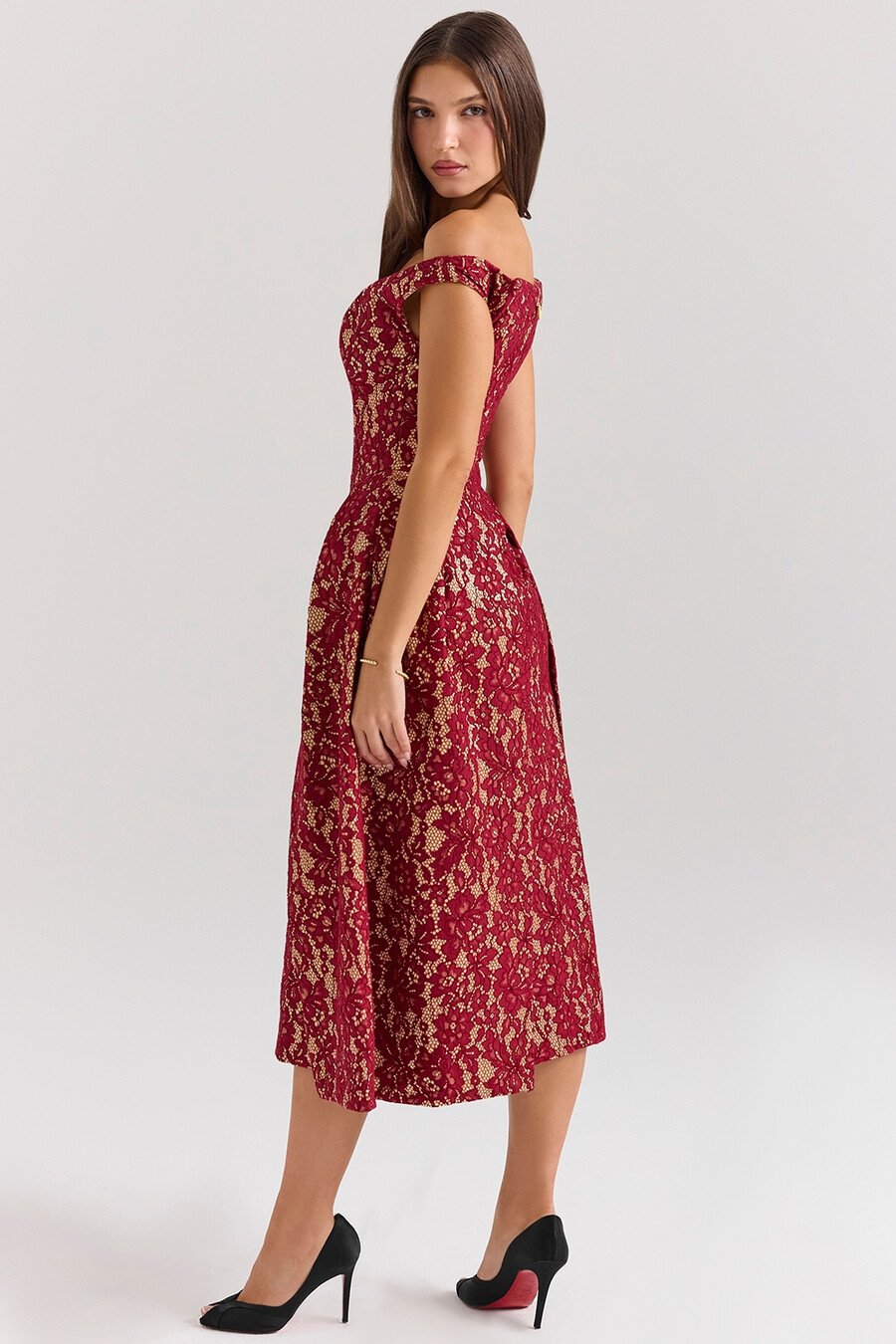 gold- und beerenfarbenes midi-kleid aus spitze mit carmen-ausschnitt und schulterfreiem schnitt