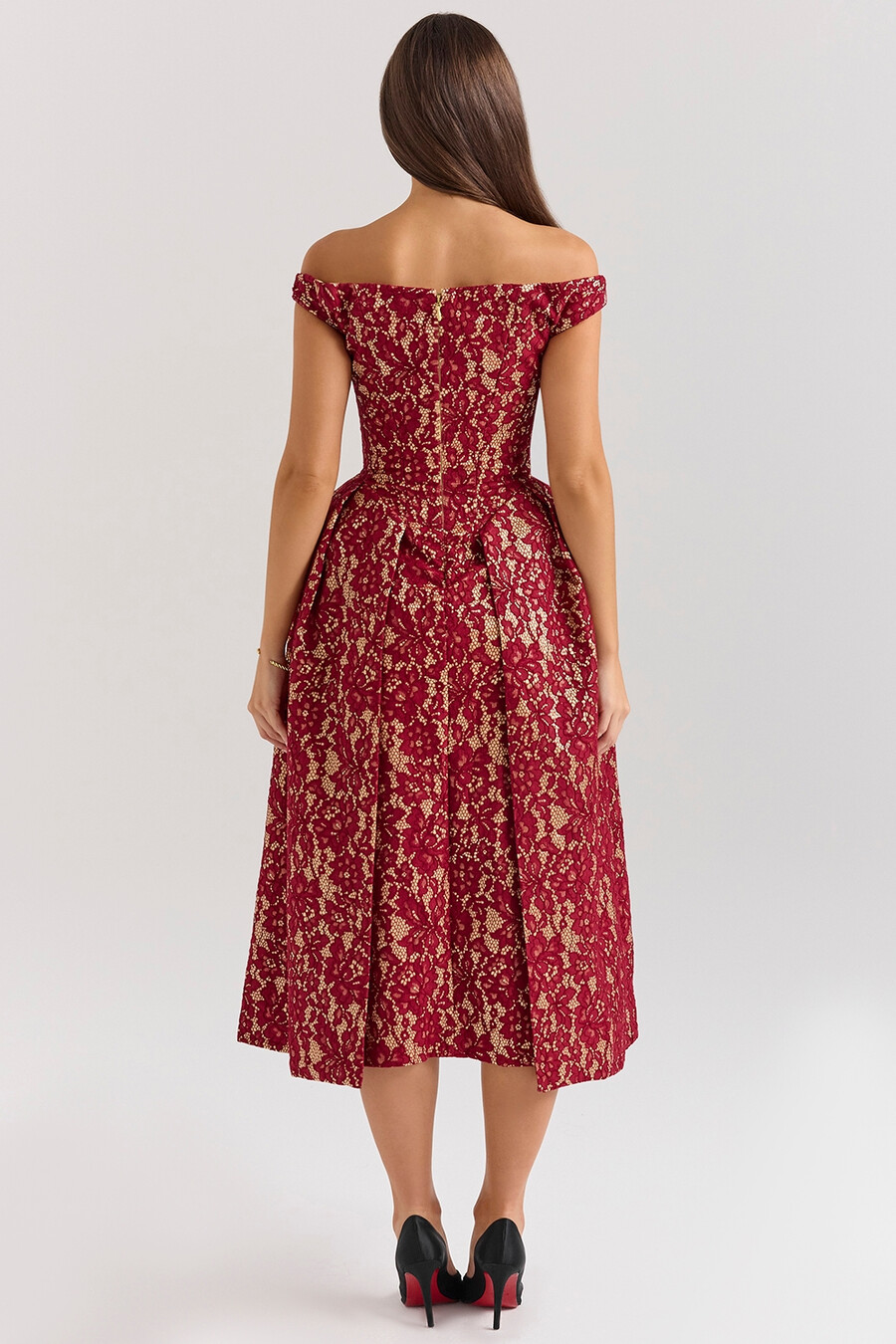 gold- und beerenfarbenes midi-kleid aus spitze mit carmen-ausschnitt und schulterfreiem schnitt
