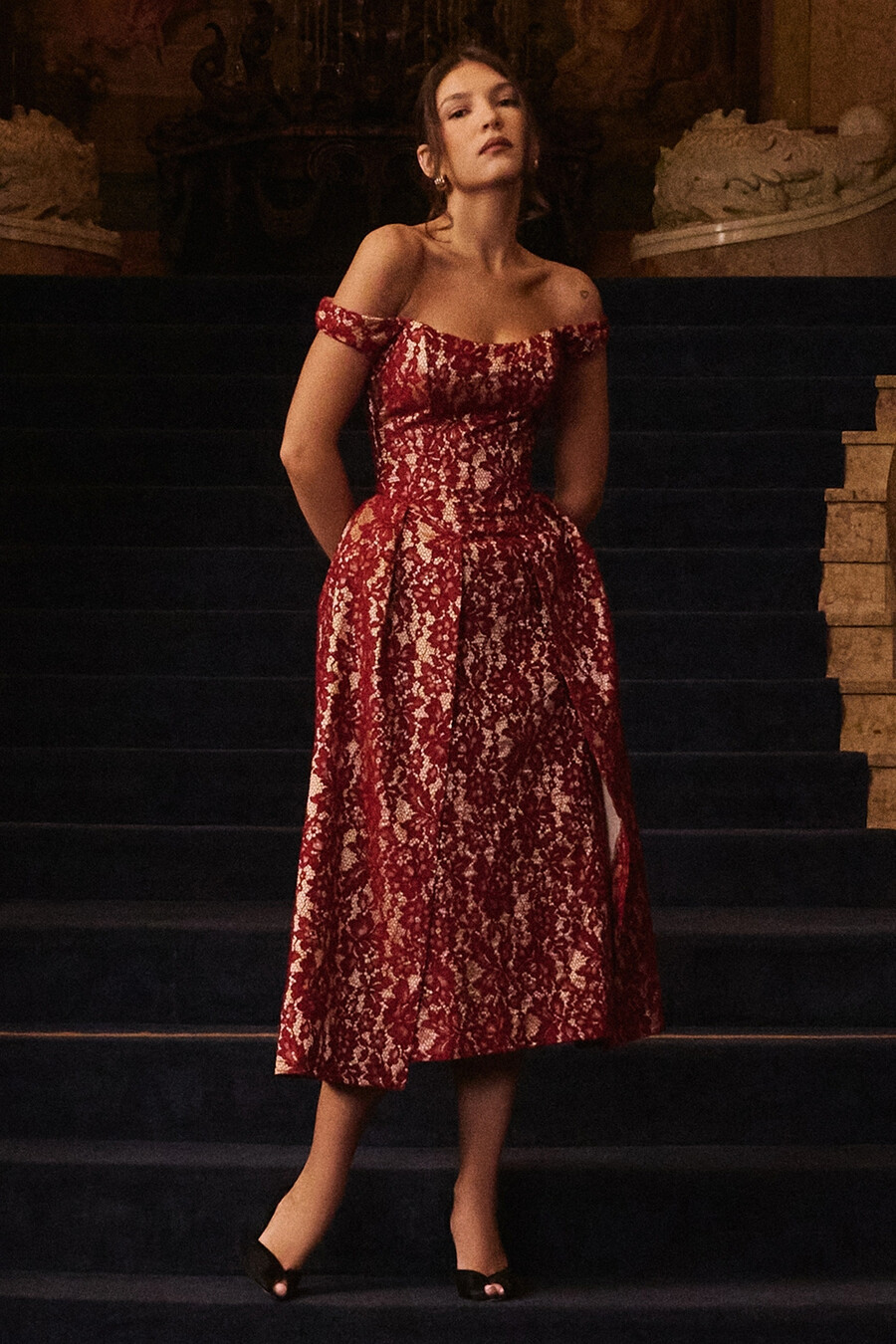 gold- und beerenfarbenes midi-kleid aus spitze mit carmen-ausschnitt und schulterfreiem schnitt