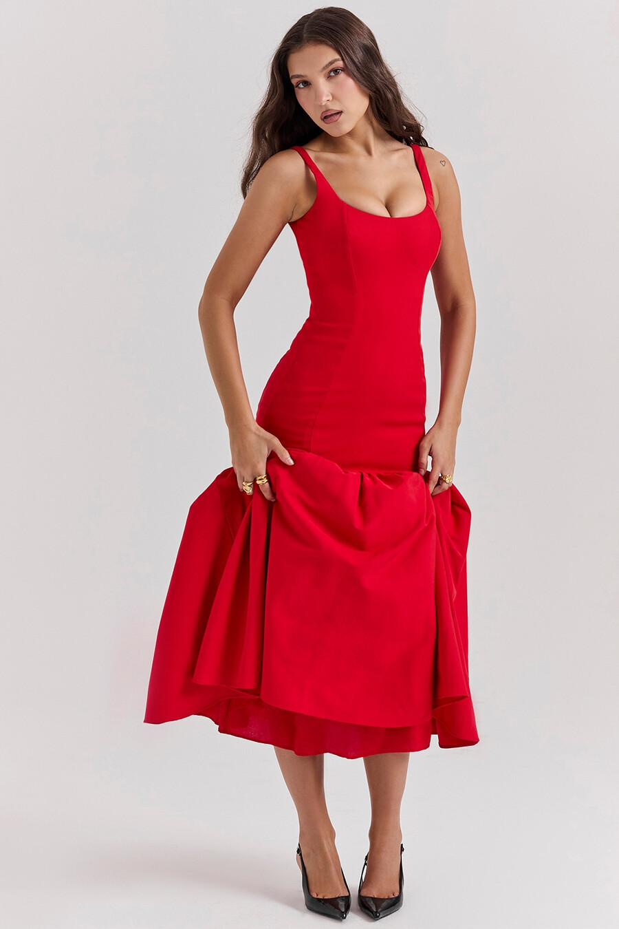scharlachrotes midikleid mit tiefer taille