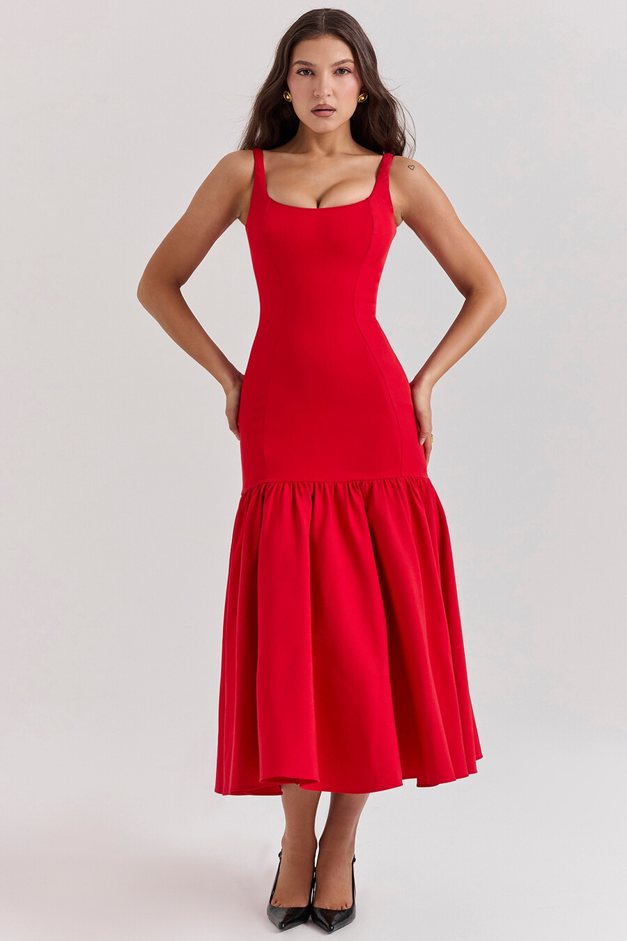 scharlachrotes midikleid mit tiefer taille