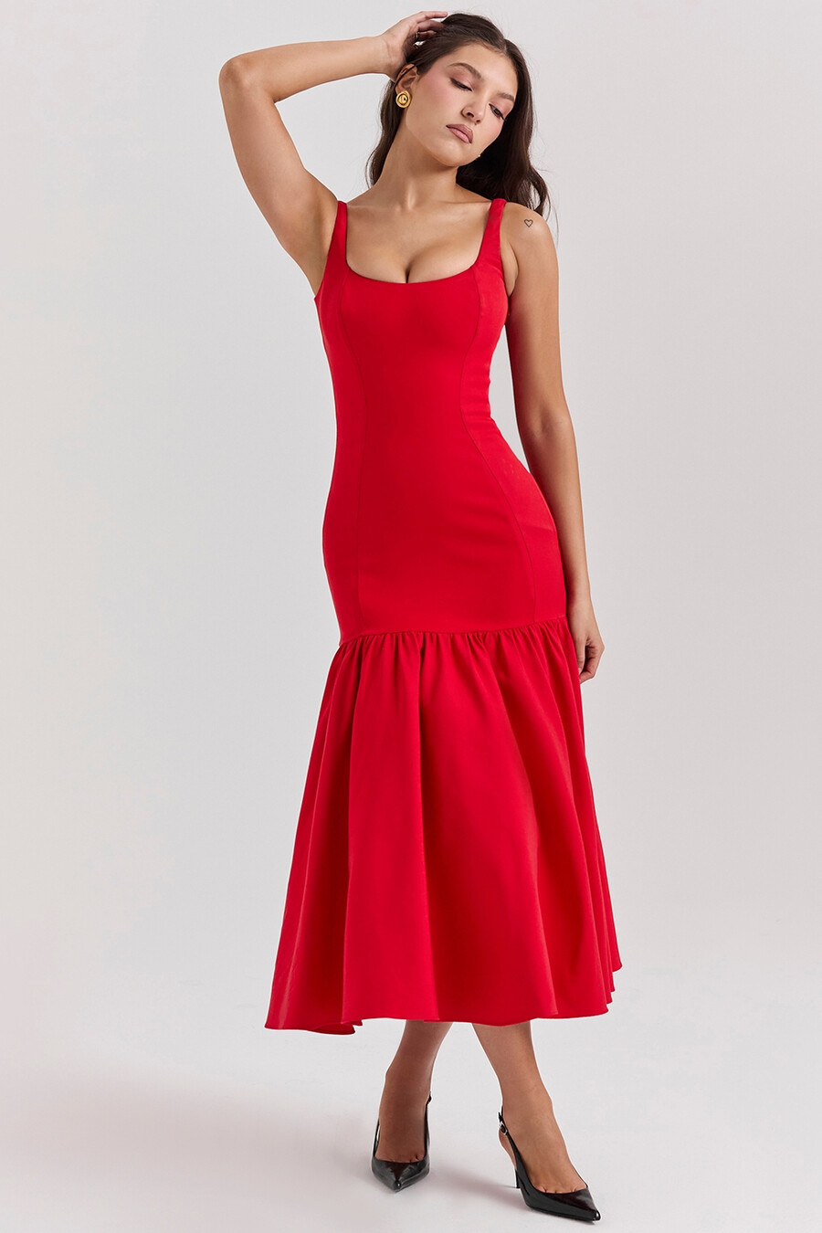 scharlachrotes midikleid mit tiefer taille