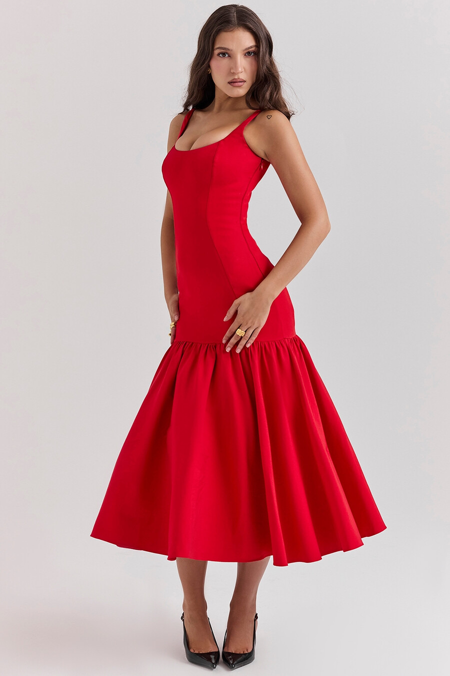 scharlachrotes midikleid mit tiefer taille