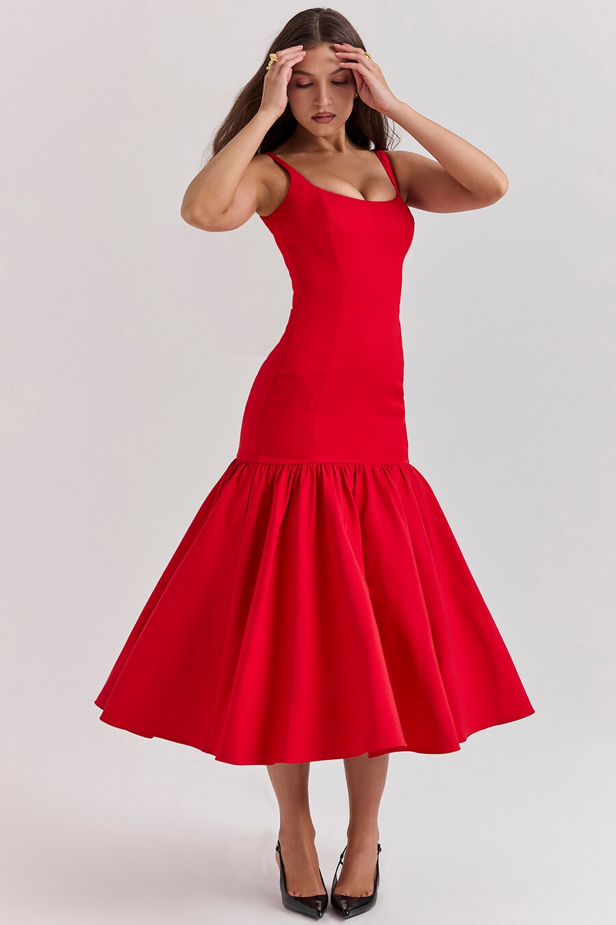 scharlachrotes midikleid mit tiefer taille
