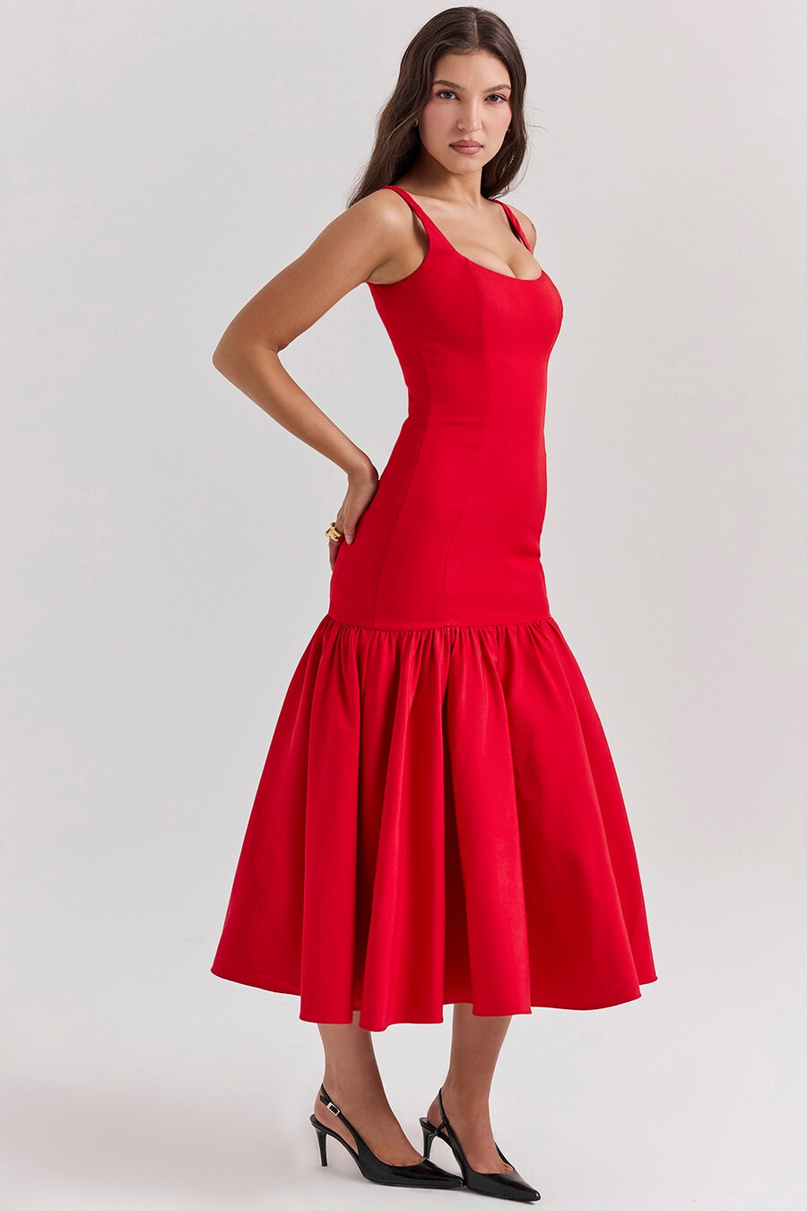 scharlachrotes midikleid mit tiefer taille