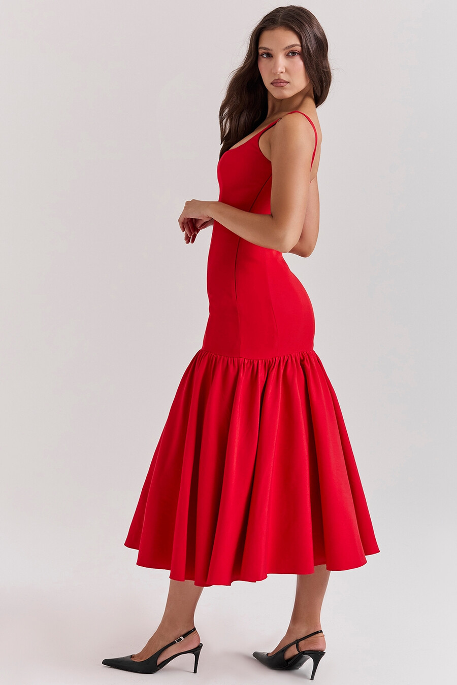 scharlachrotes midikleid mit tiefer taille
