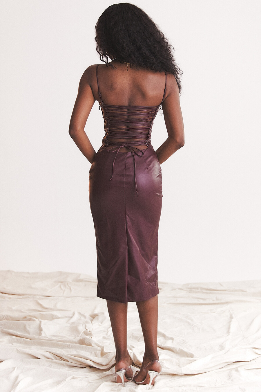 kleid aus veganem mulberry-leder mit spitzenrücken