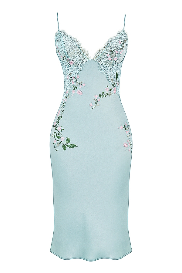 helljadefarbenes besticktes unterkleid